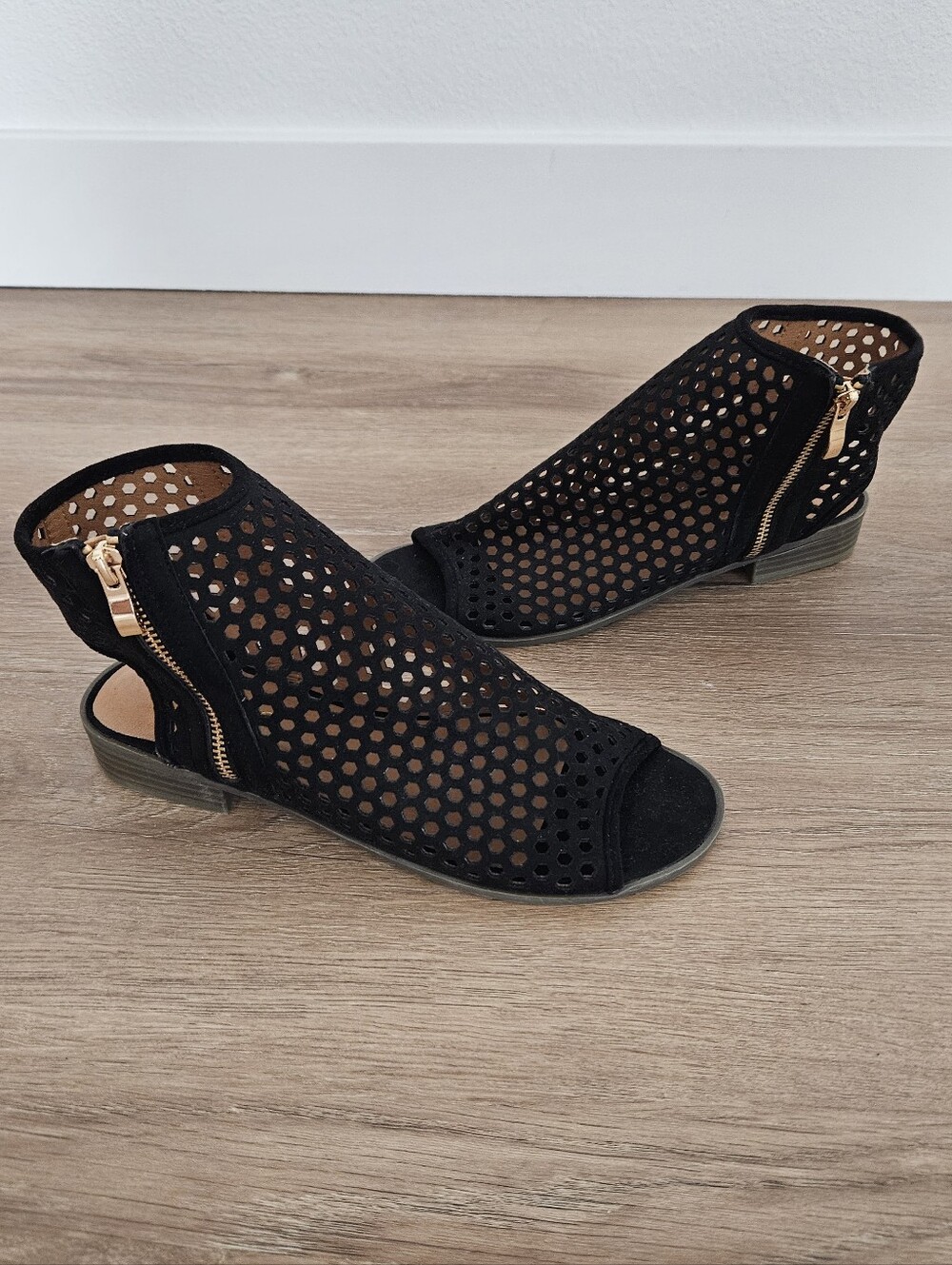 Mata Black Pinhole Peep-Toe Zip Sandals Size 7.5